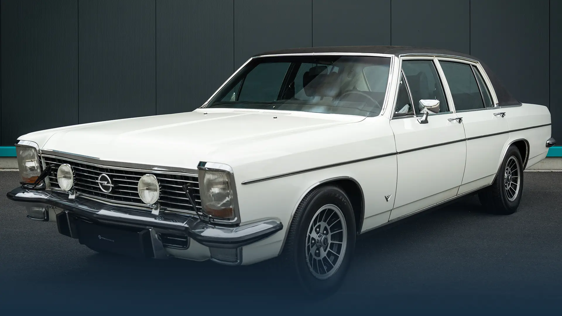 Opel Diplomat B5.4 - rent an extrabesonders classic car with chauffeur Opel Diplomat B5.4 - rent an extrabesonders classic car with chauffeur