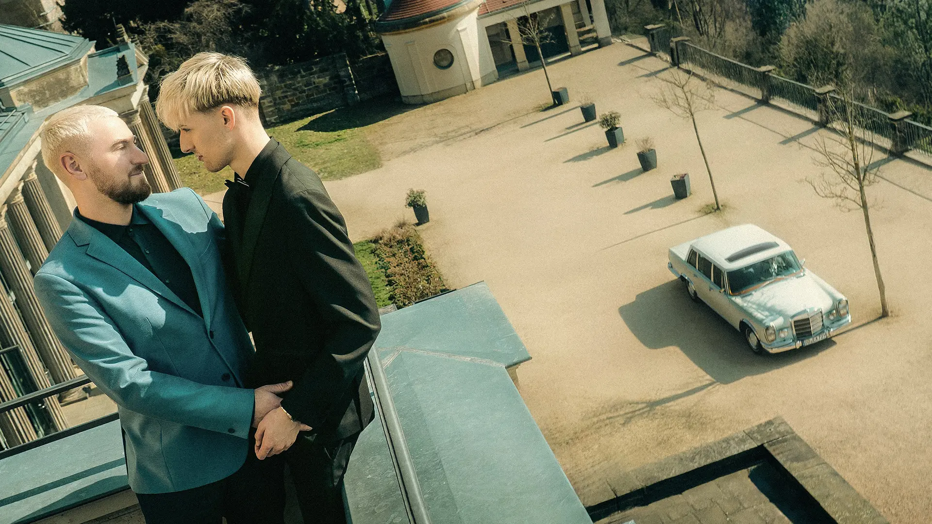 The happy couple in front of our white Mercedes Benz 600 rented by Udo Jürgens with chauffeur as wedding car
