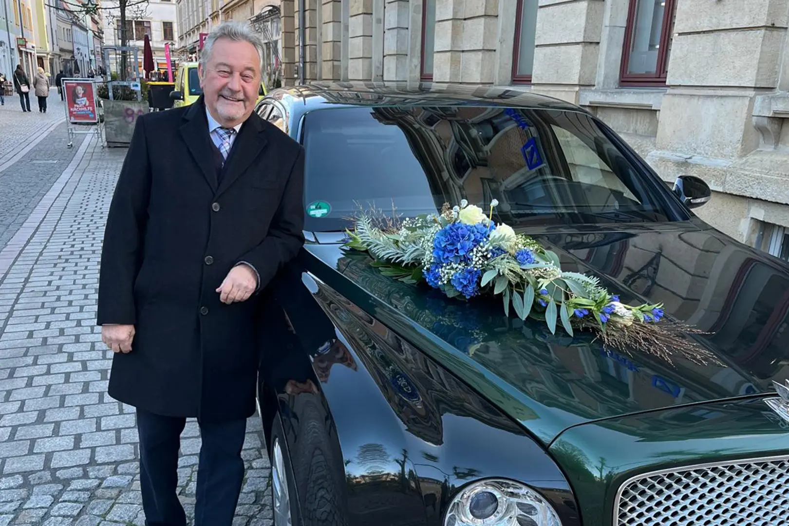 Bentley Mulsanne mit Blumenschmuck und Chauffeur in Dresden – luxuriöse Limousine für Hochzeit, VIP-Shuttle und exklusive Anlässe.