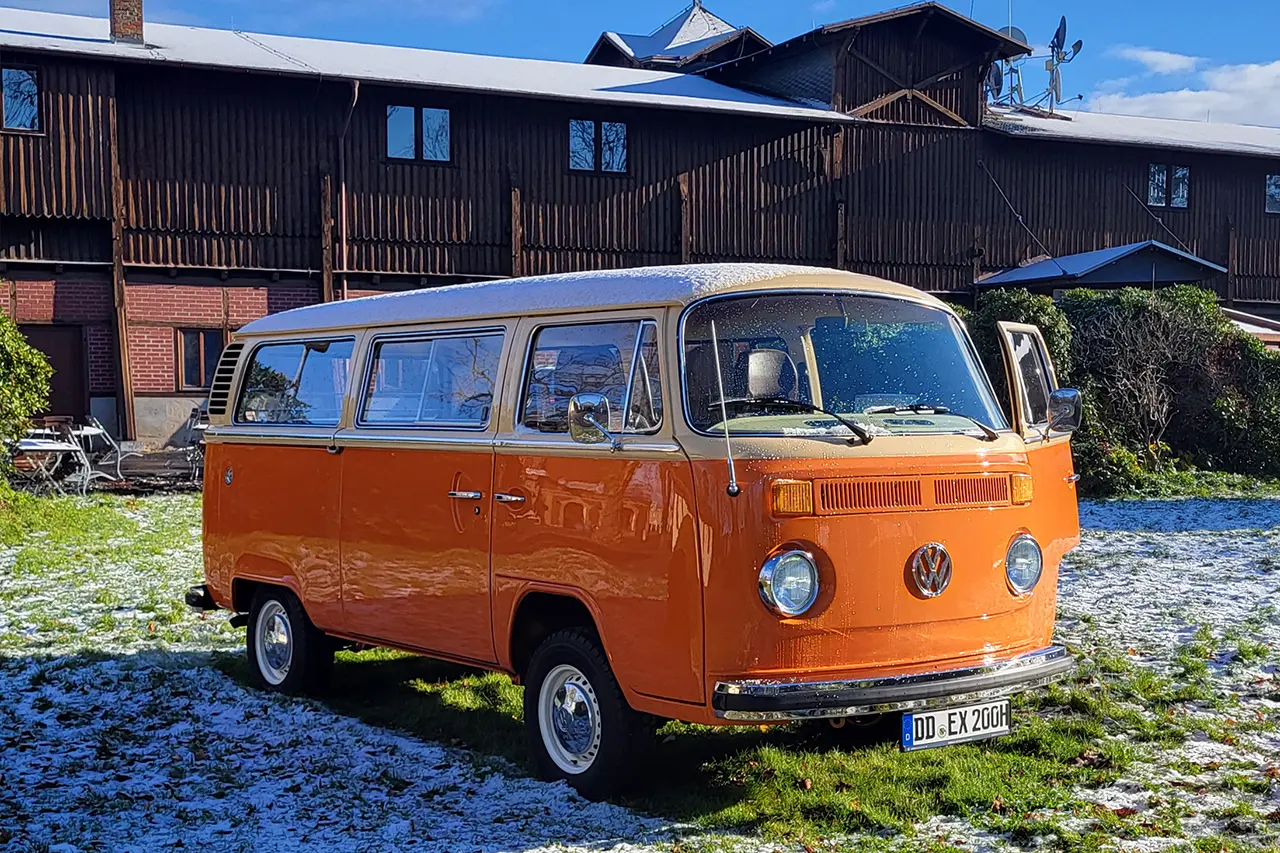 Orangefarbener VW Bulli von extrabesonders in Pirna – klassischer Oldtimer mit Chauffeur für Hochzeiten, Ausfahrten und besondere Events.